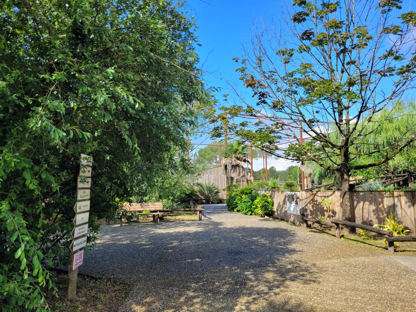 View thorwards South American aviary -Zoo du bassin d'Arcachon (2024)