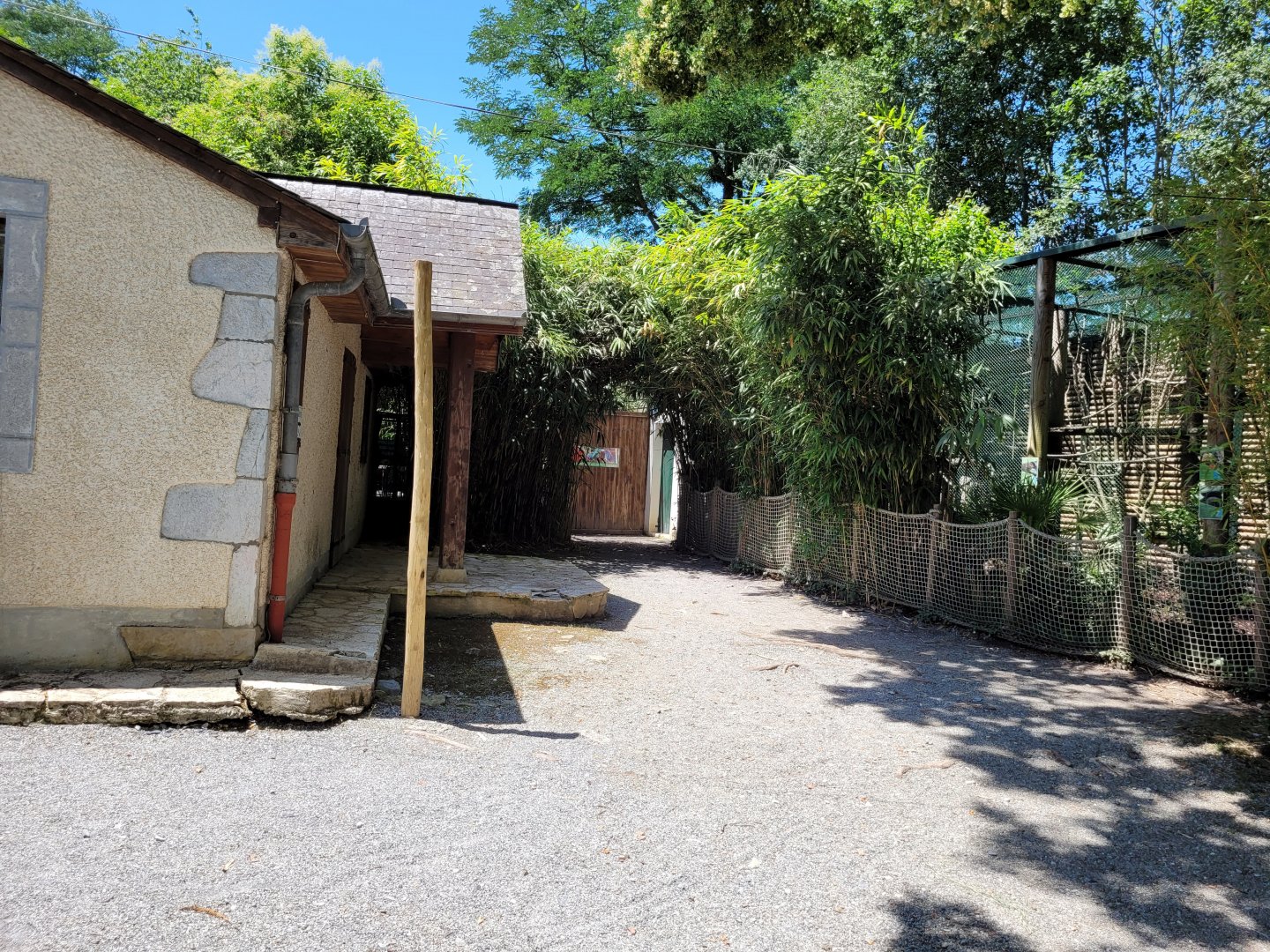 View thorwards the aviaries -Zoo d'Asson (2022)