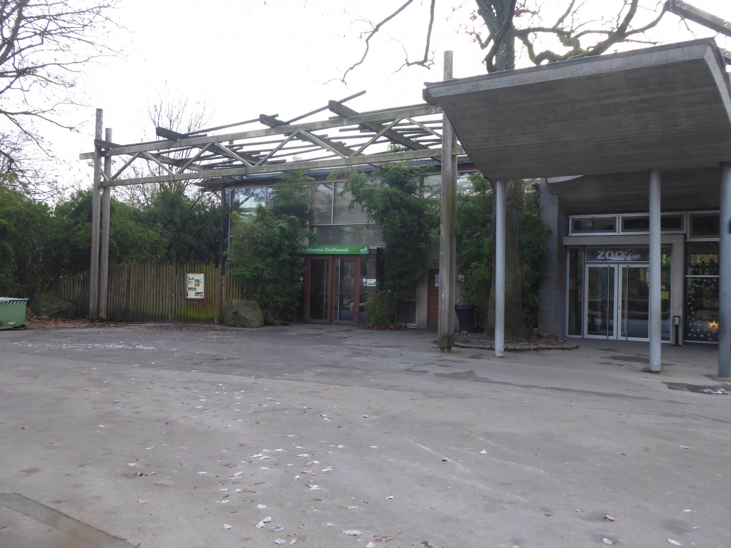 View towards Stadtwerke-Giraffenwelt and Zoo Shop 011219