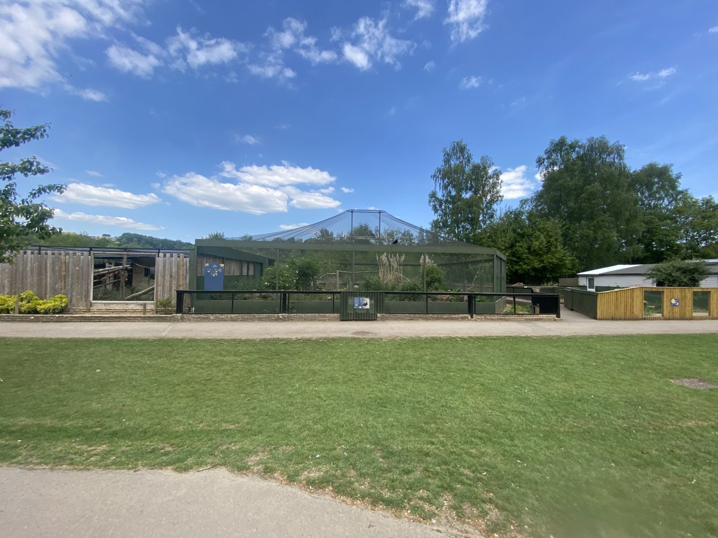 View towards Turkey vulture aviary 090525