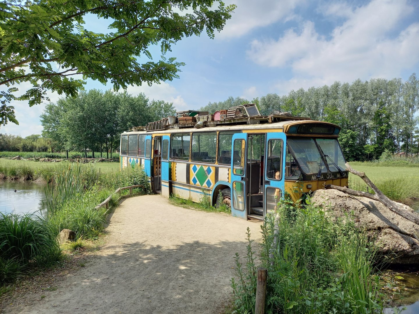 Viewing bus Giraffe-enclosure
