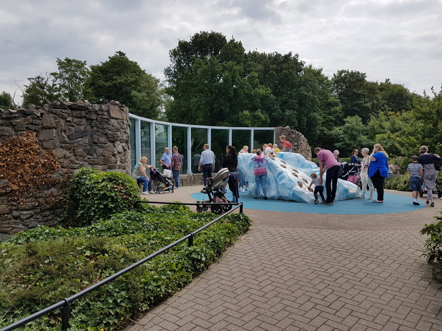 Viewing-plaza Polar bear-enclosure