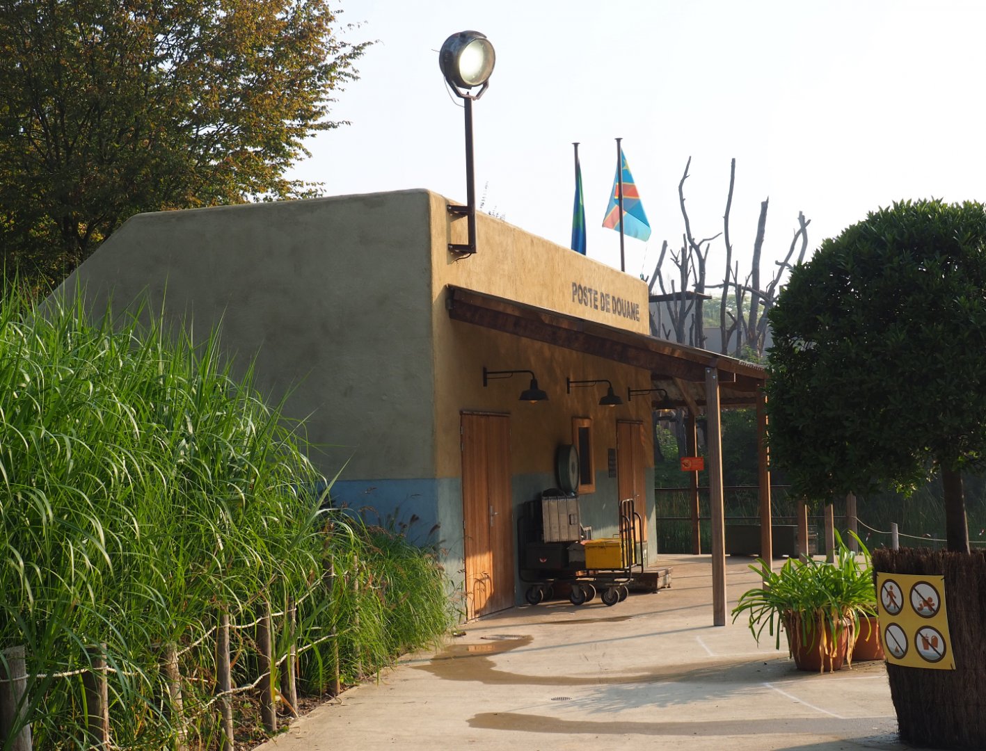 Viewing point themed like a Congolese customs post, 2020-09-16