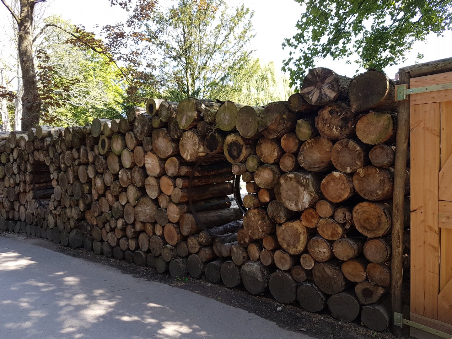 Viewing-spot deer-stable