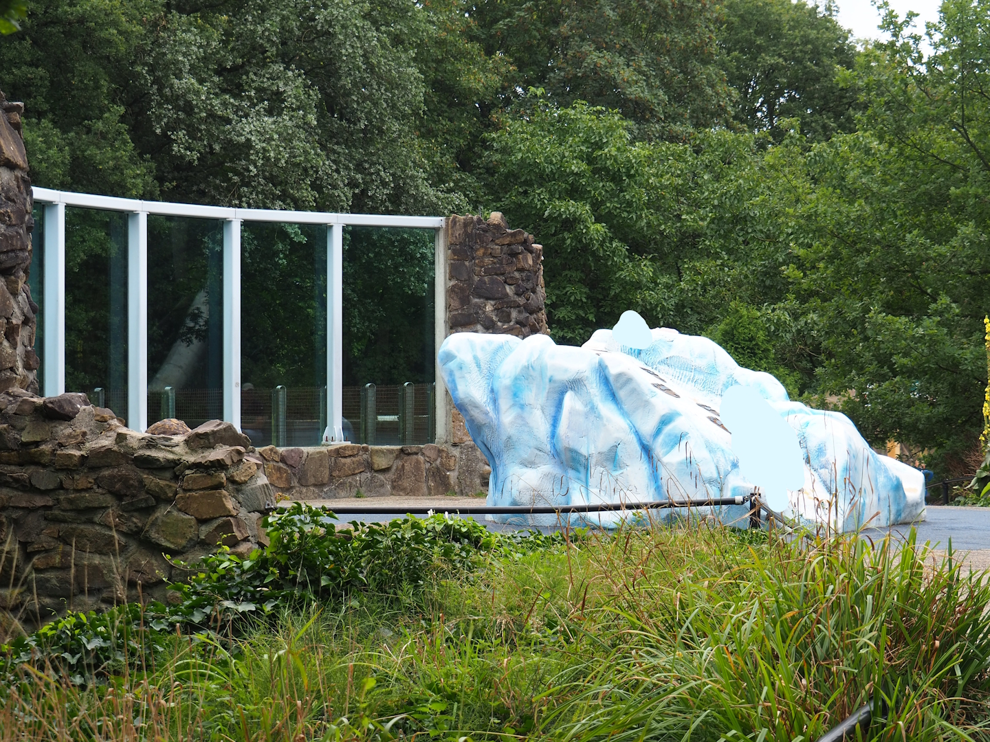Viewing window for main polar bear exhibit and iceberg play area, 2023-08-17