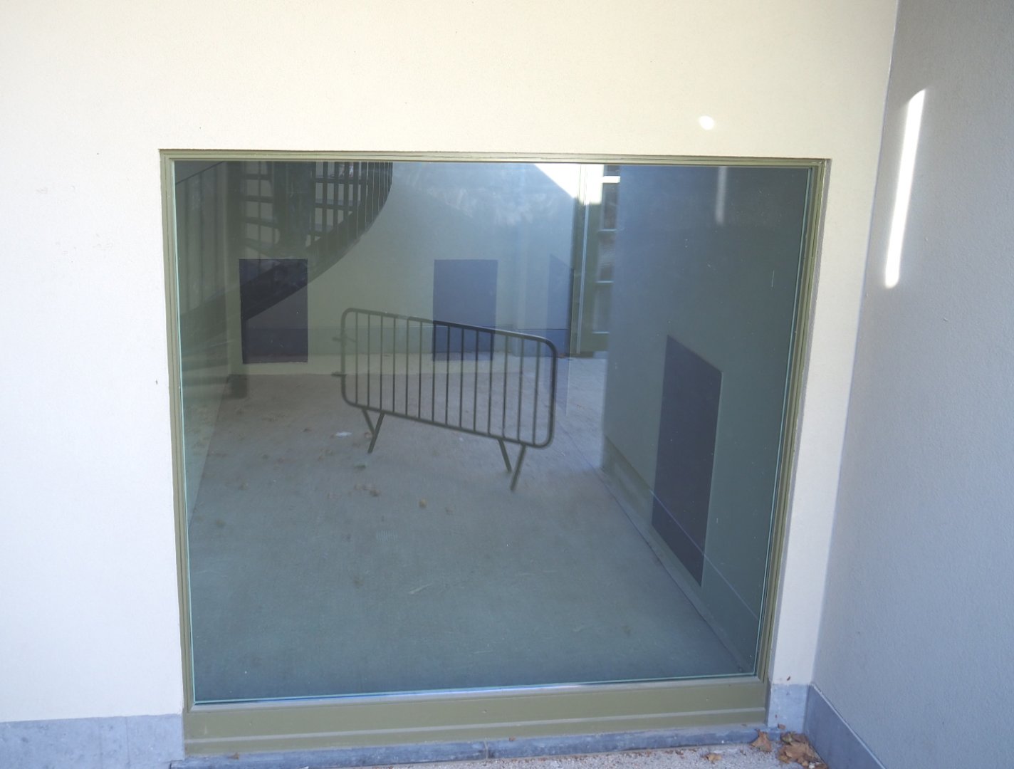 Viewing window into new indoor exhibit next to the access to the new pig house viewing area, 2020-09-20