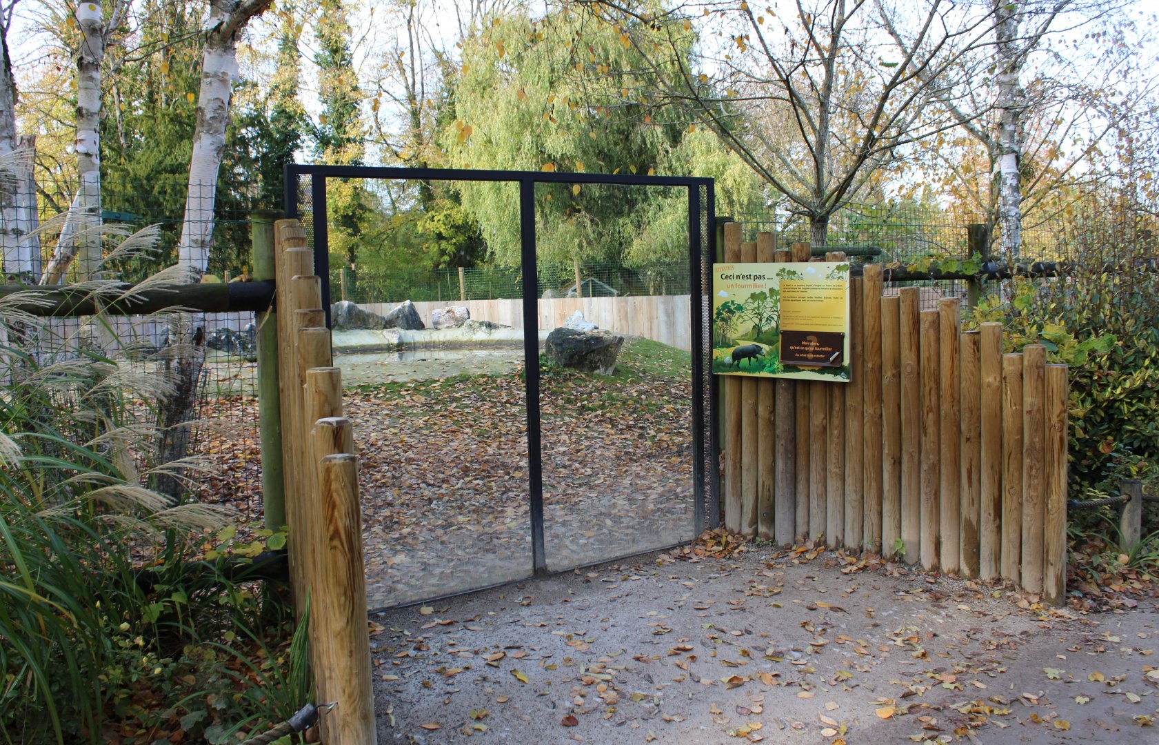 Viewing-window Tapir - Capybara enclosure