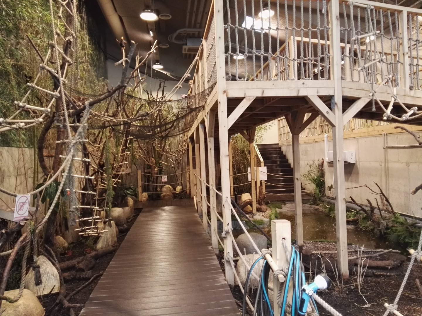 Vilnius Zoopark - indoor walkthrough exhibit