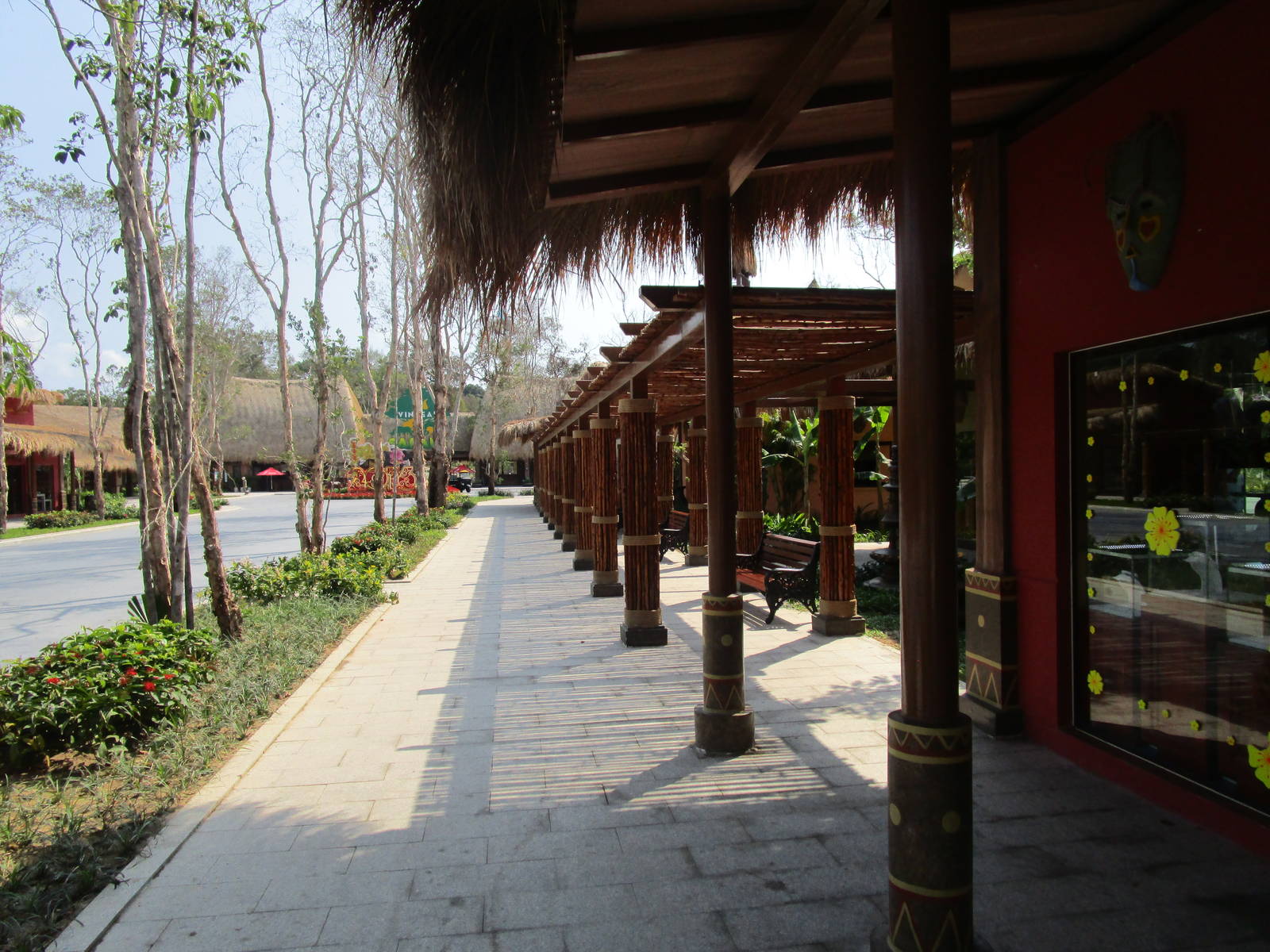 Vinpearl Safari - Entrance Avenue