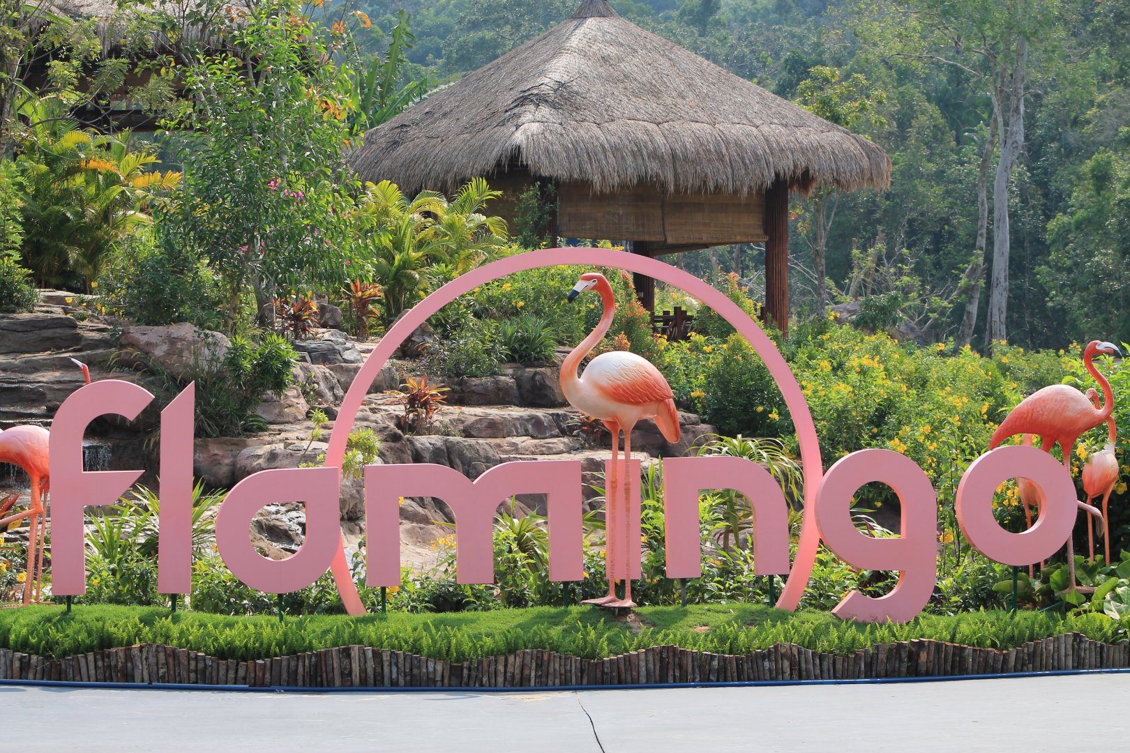 Vinpearl Safari - flamingo sign