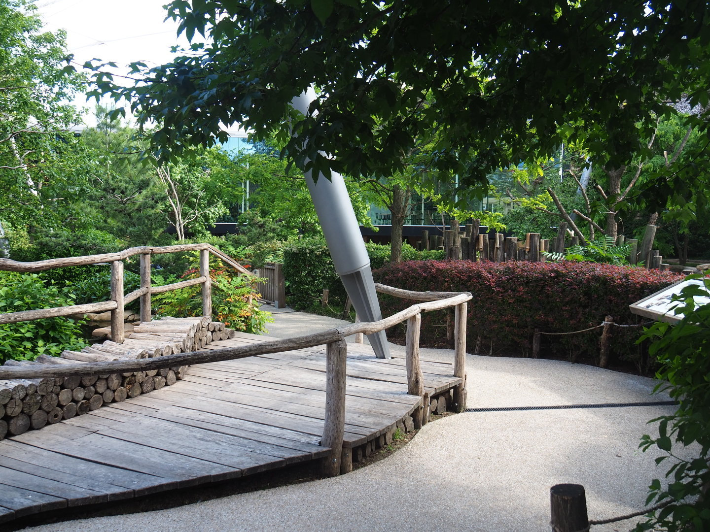 Visitor area in the Savanna aviary, 2022-05-26