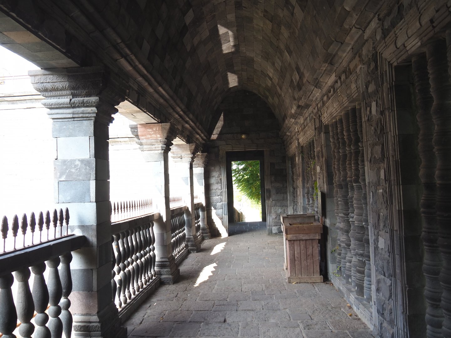 Visitor area in the White tiger temple, 2021-09-02