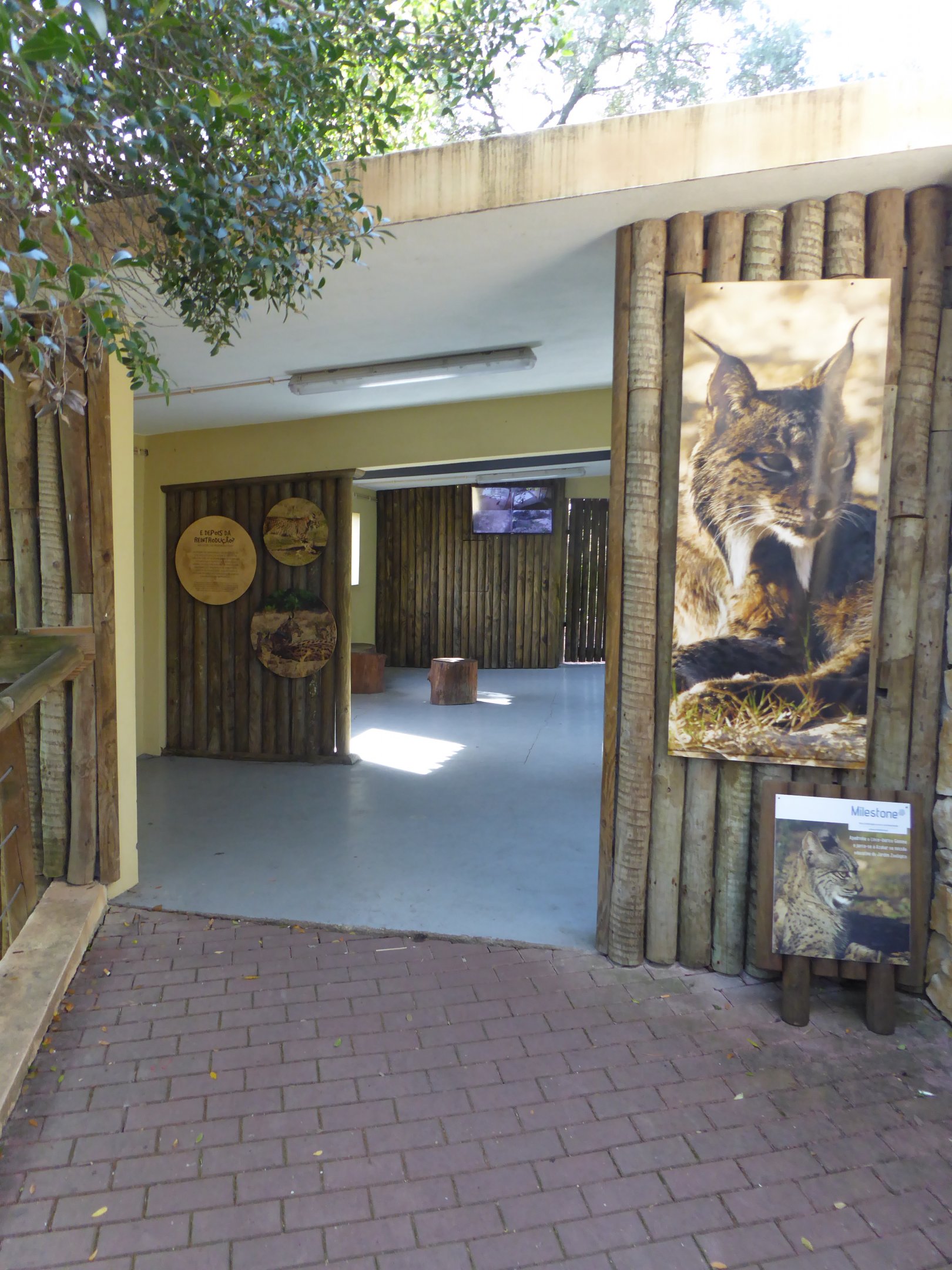 Visitor shelter and viewing area within the "Tapada do Lince-ibérico" complex
