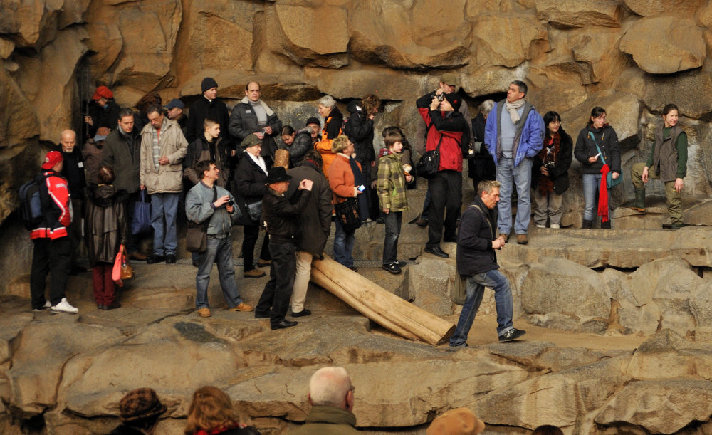 Visitors in the Alfred-Brehm-House at Berlin Tierpark