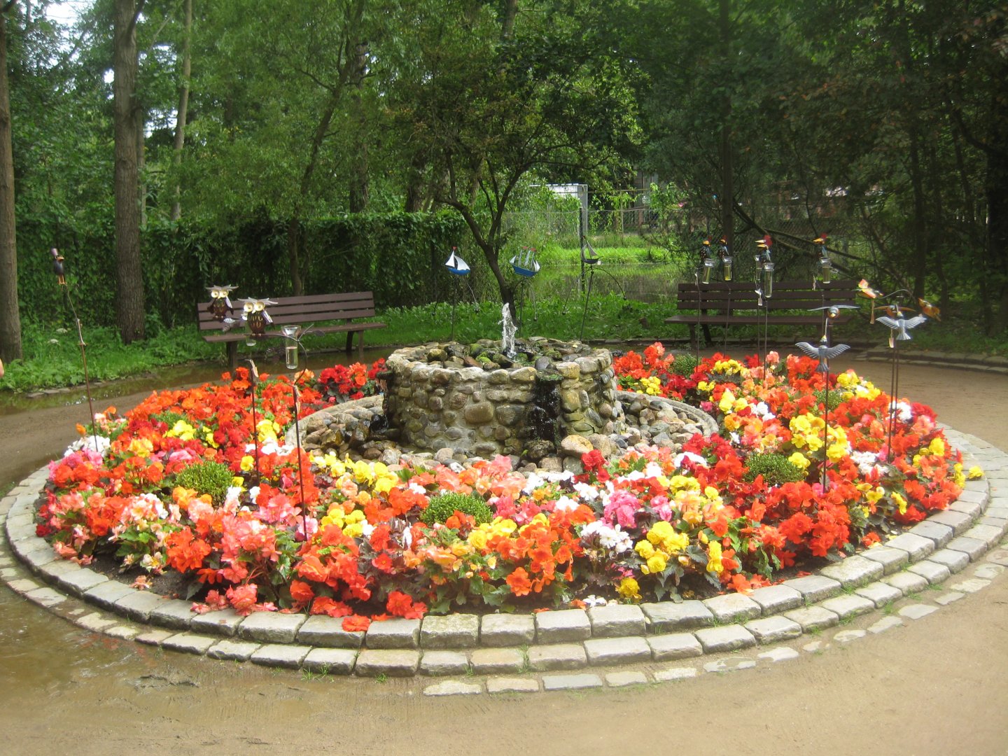 Vogelpark Niendorf - Flower display/fountain
