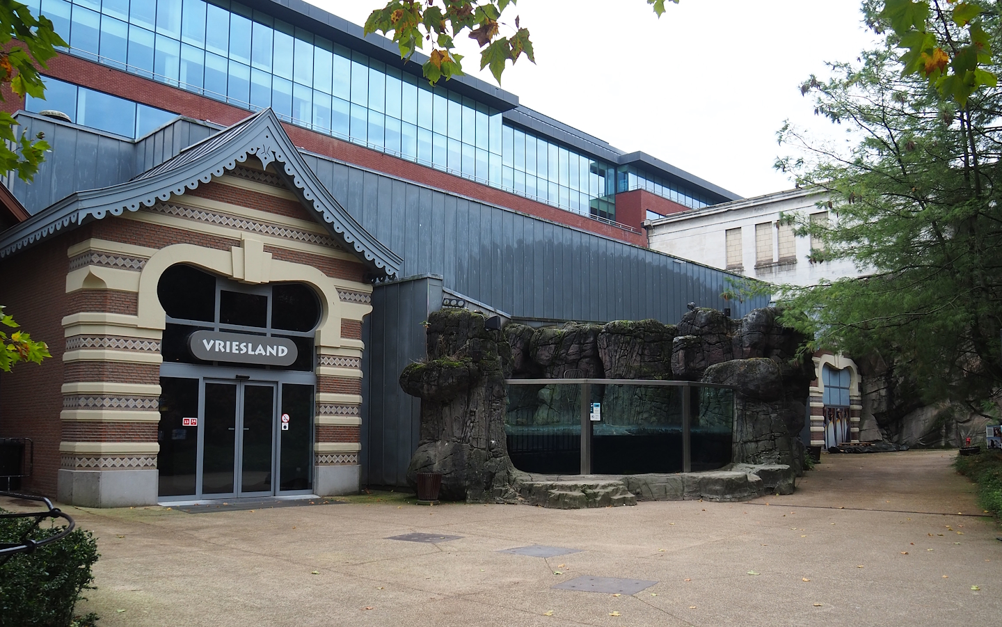 Vriesland - Penguin house and Eastern Atlantic harbor seal exhibit, 2022-10-29
