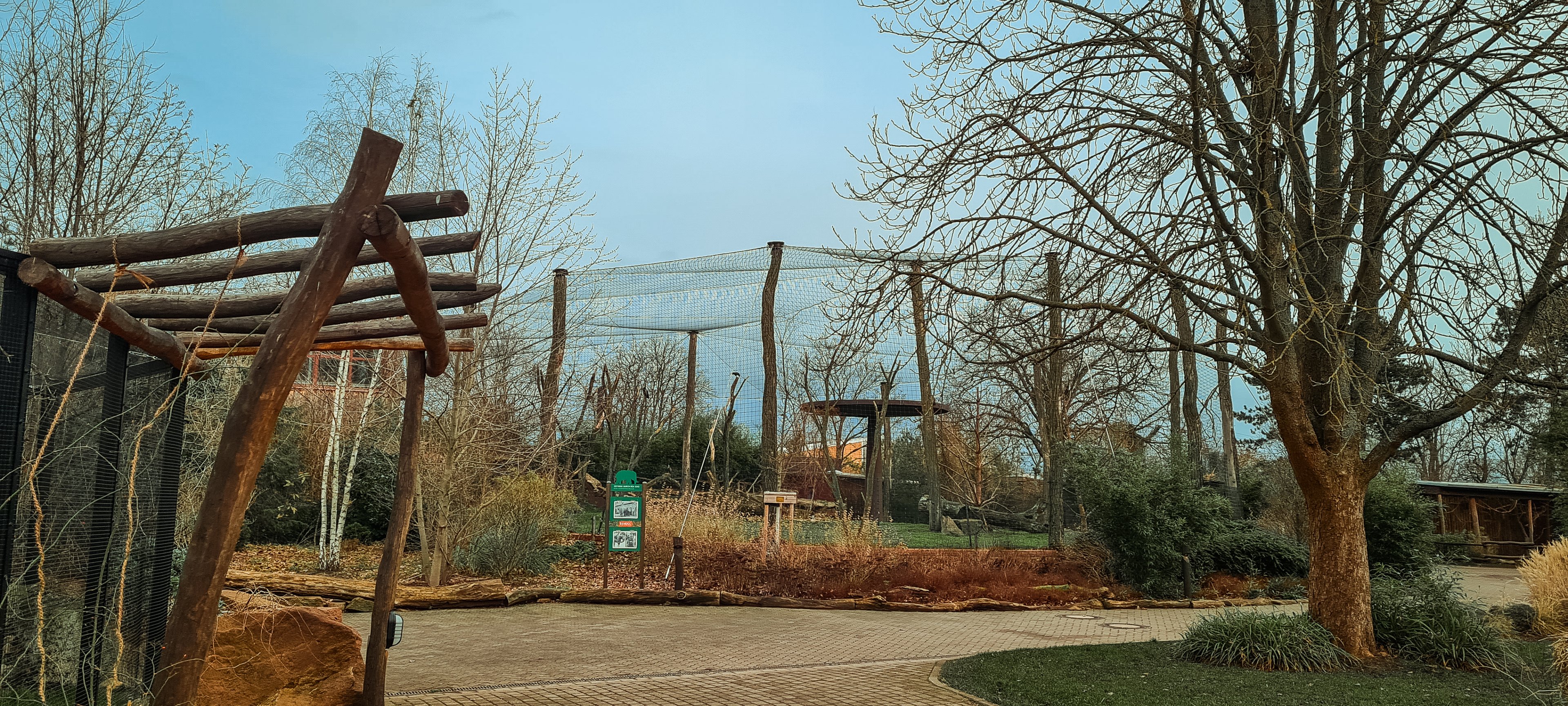 Vulture & porcupine aviary
