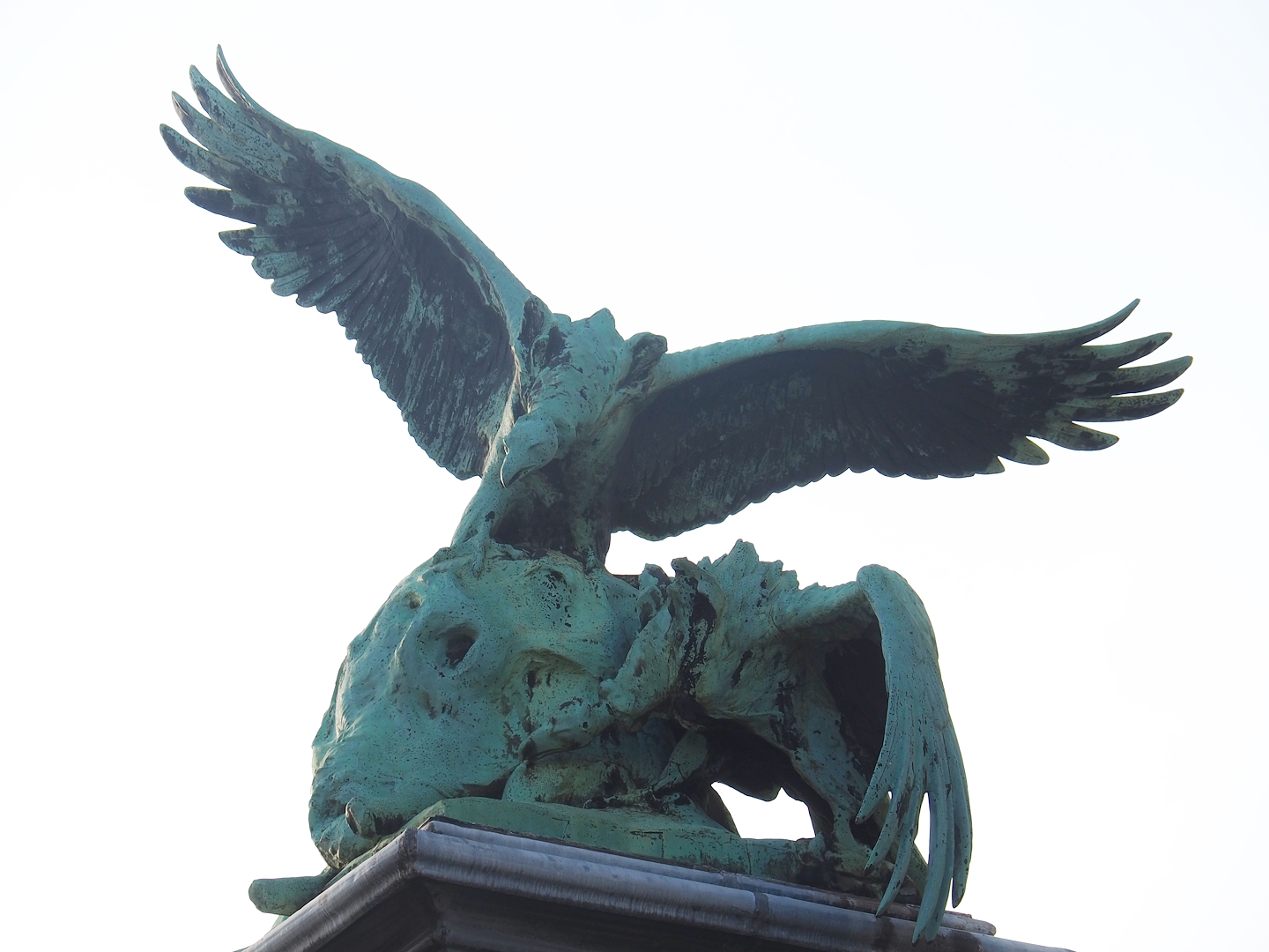 Vulture statue on top of entrance, 2022-09-04