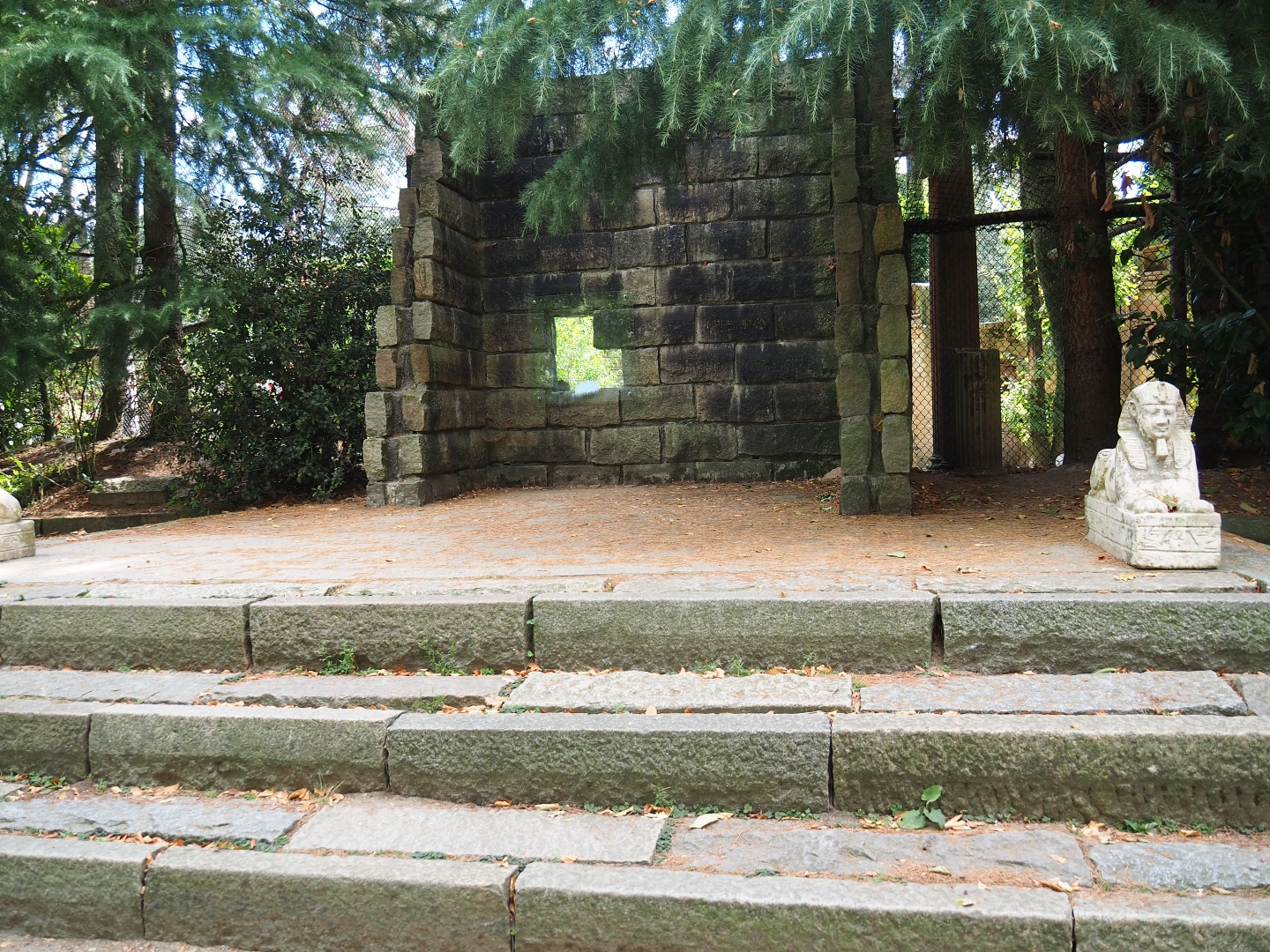 Waldrapp aviary viewing window