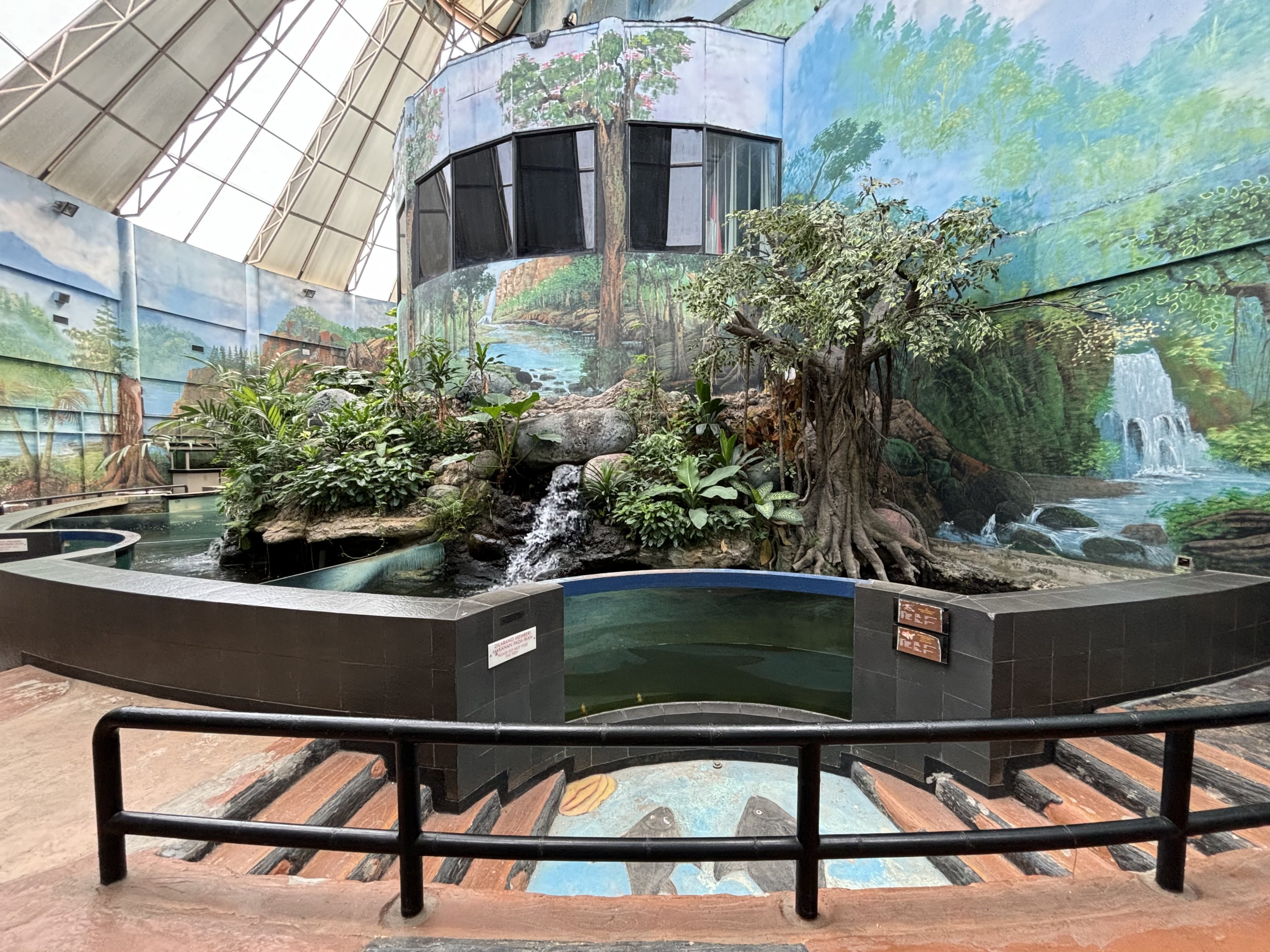 Walk-through Jungle Gallery