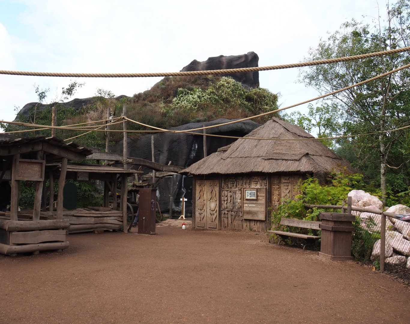 Walk-through lemur island and first gorilla volcano, 2019-10-04