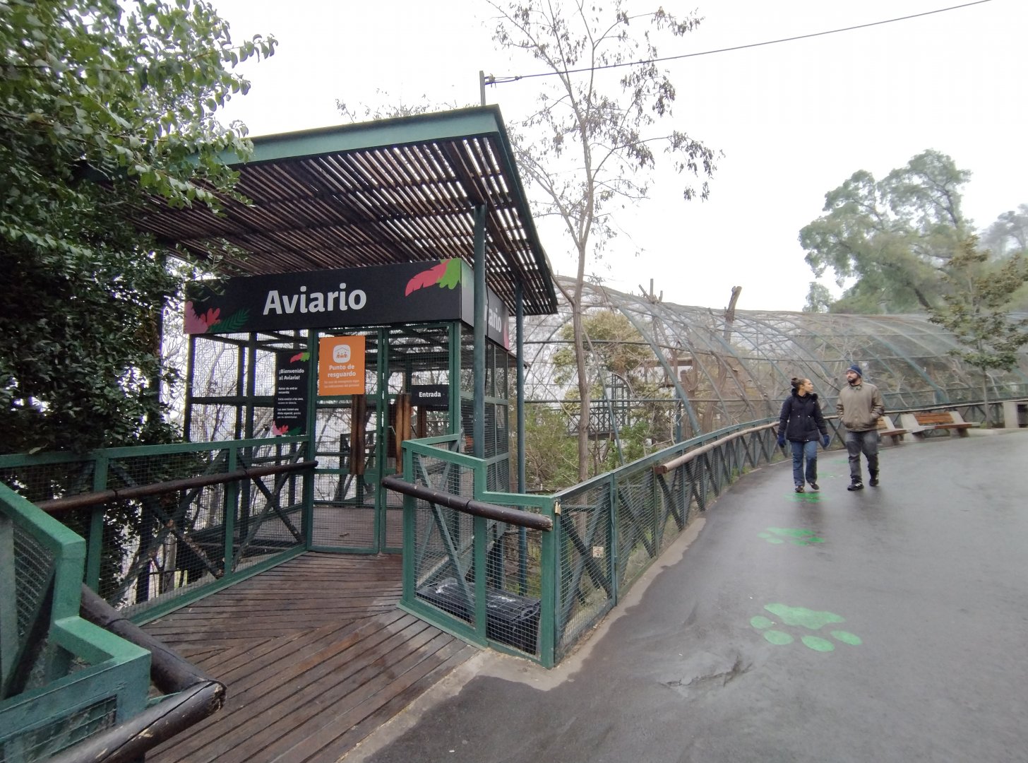 Walkthrough aviaries entrance - Santiago zoo (Zoologico nacional)