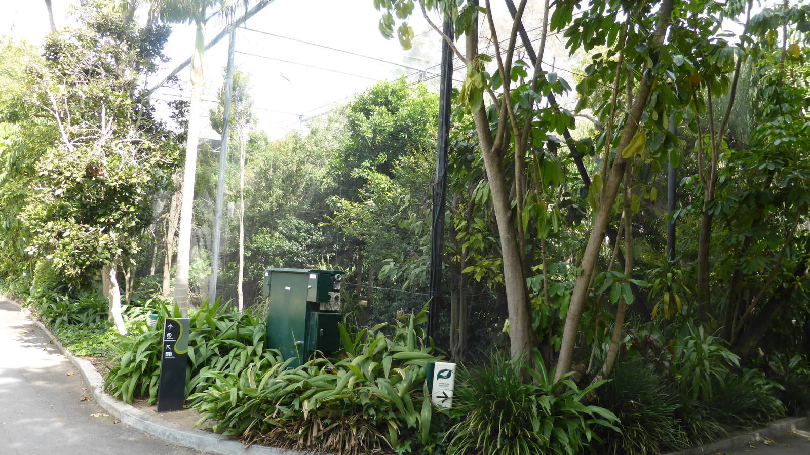 Walkthrough rainforest aviary, exterior