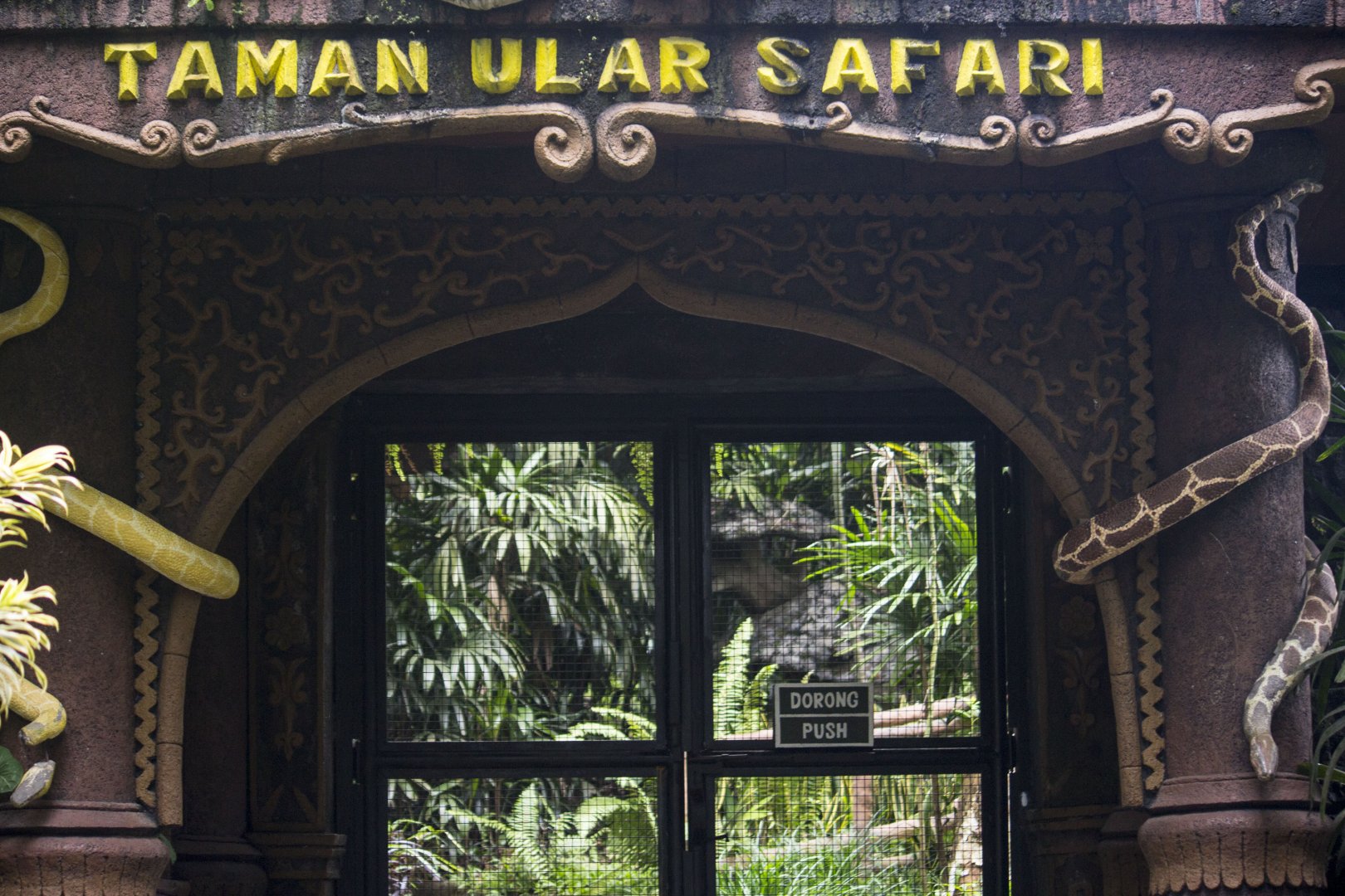 Walkthrough snake enclosure