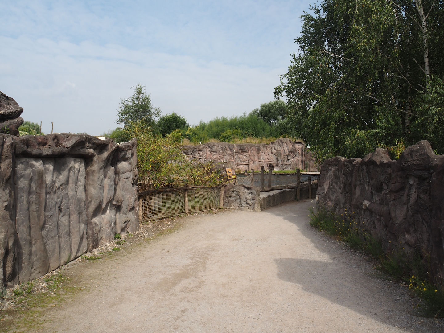 Walkway alongside California sea lion exhibit, 2024-08-05