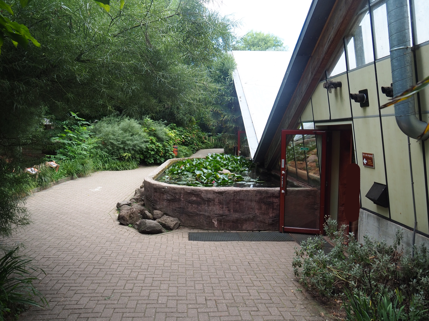 Walkway and Lorikeet Landing building, 2022-08-28