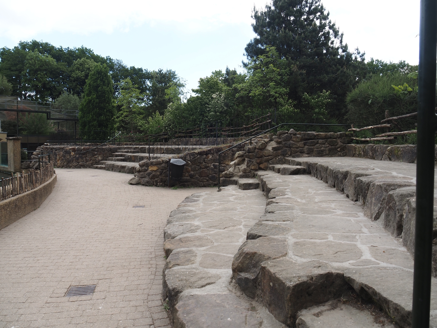 Walkway and seating next to Eastern Atlantic harbor seal exhibit, 2025-05-22