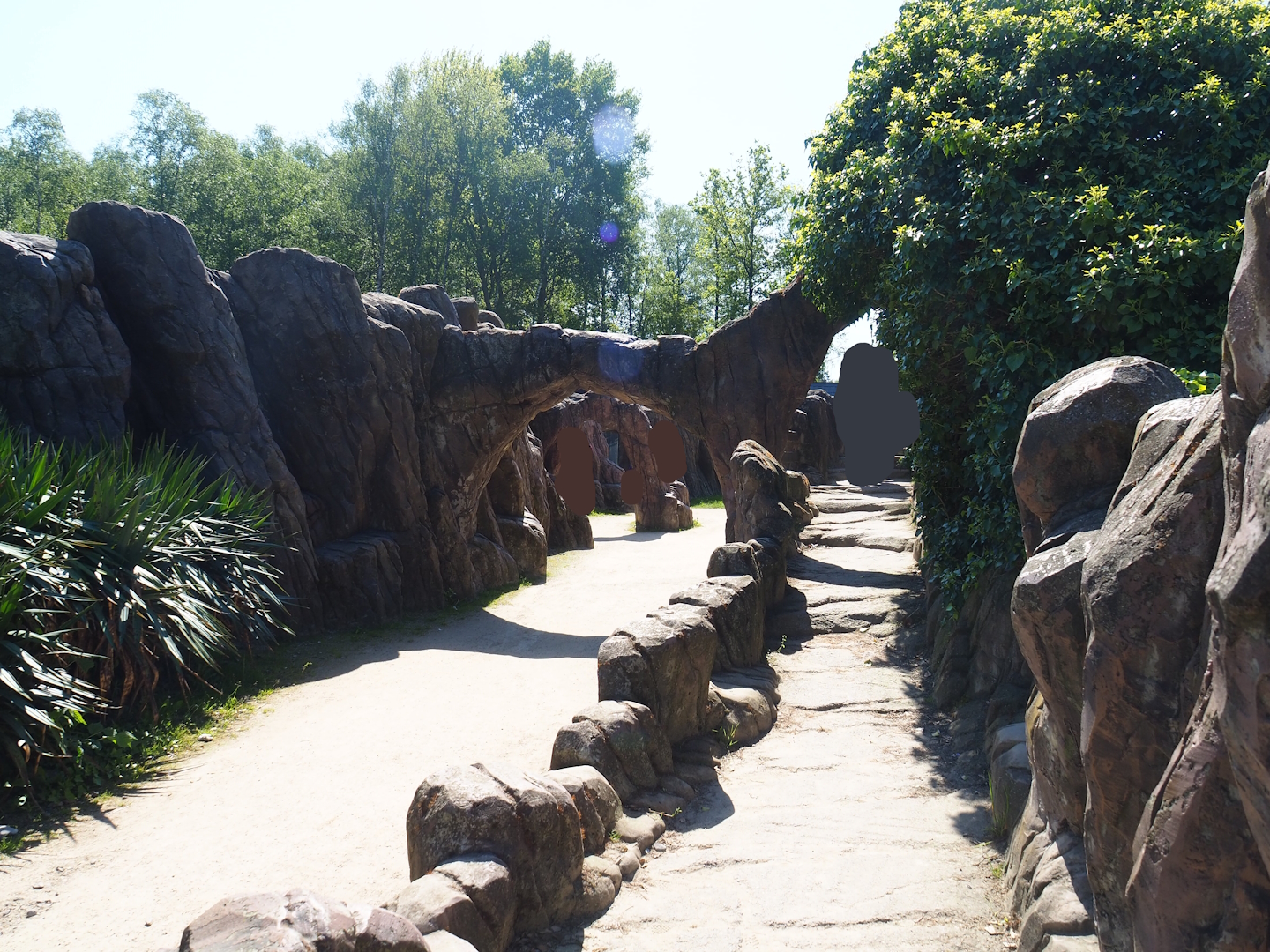 Walkway between bear exhibits, 2023-05-19