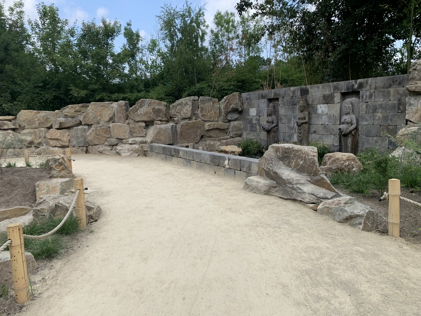 Walkway between the two Stork aviaries