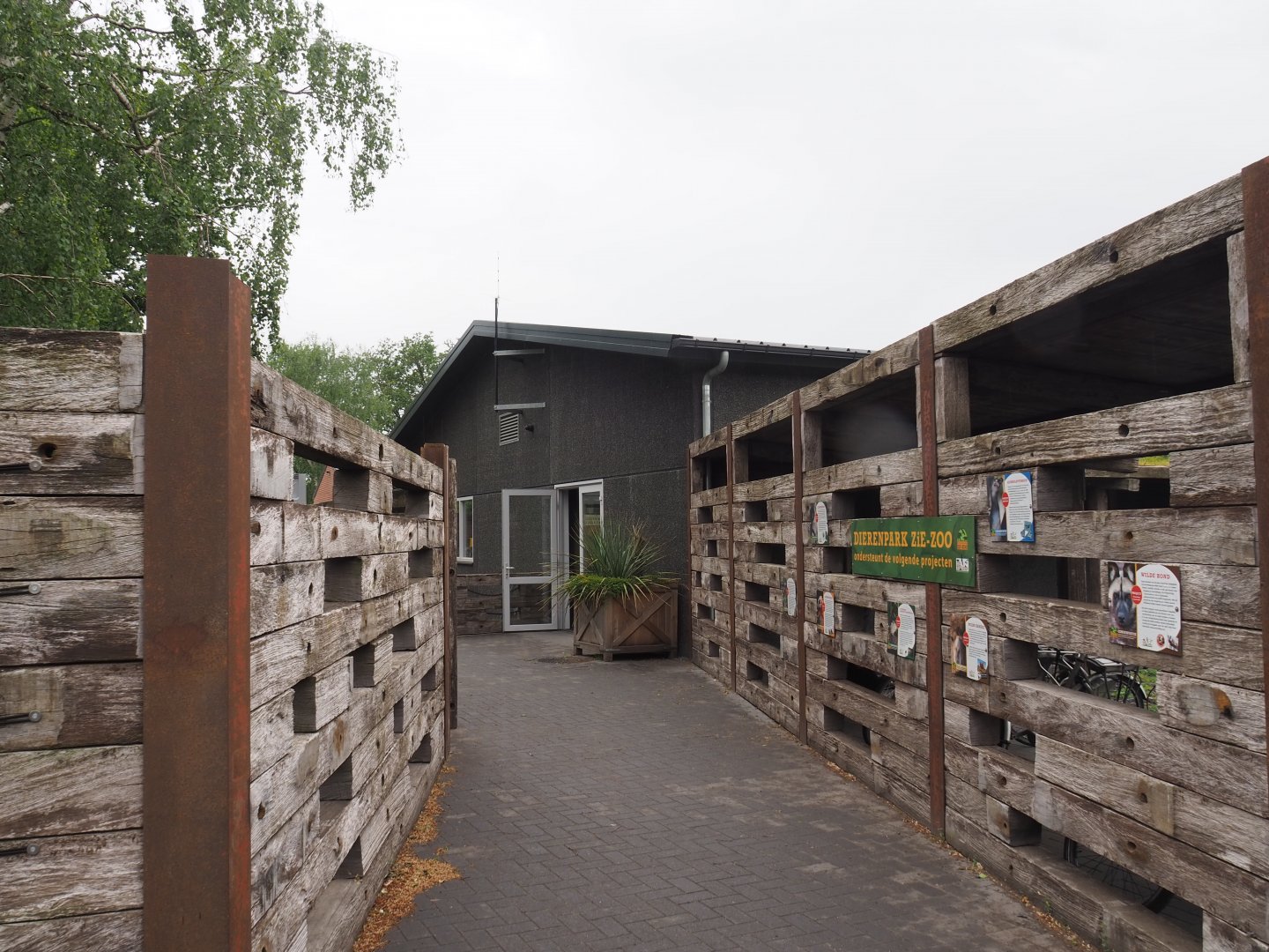Walkway from entrance building to zoo,  2022-05-17