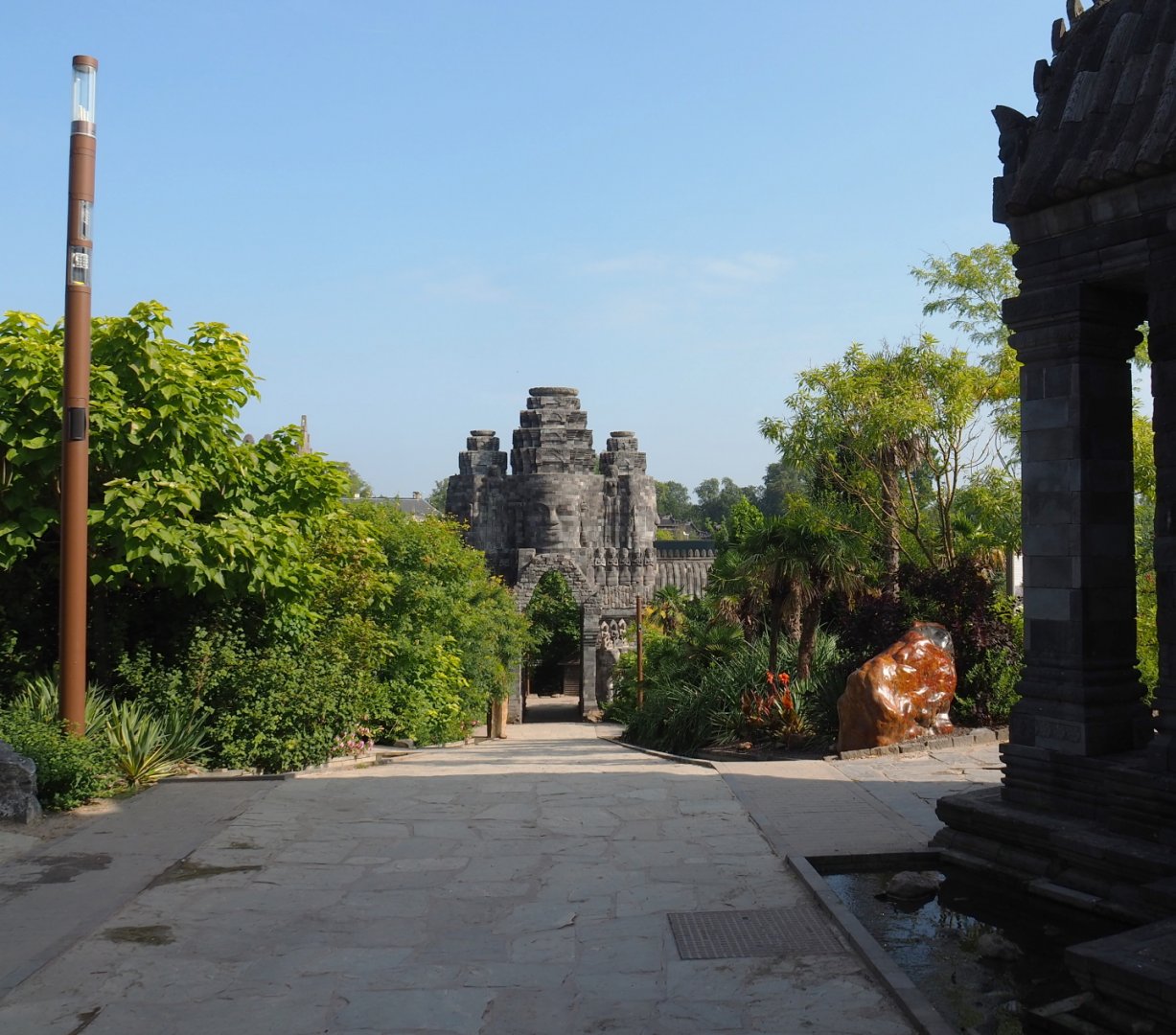 Walkway from Javan leopard temple to White tiger temple in The Kingdom of Ganesha, 2021-09-02