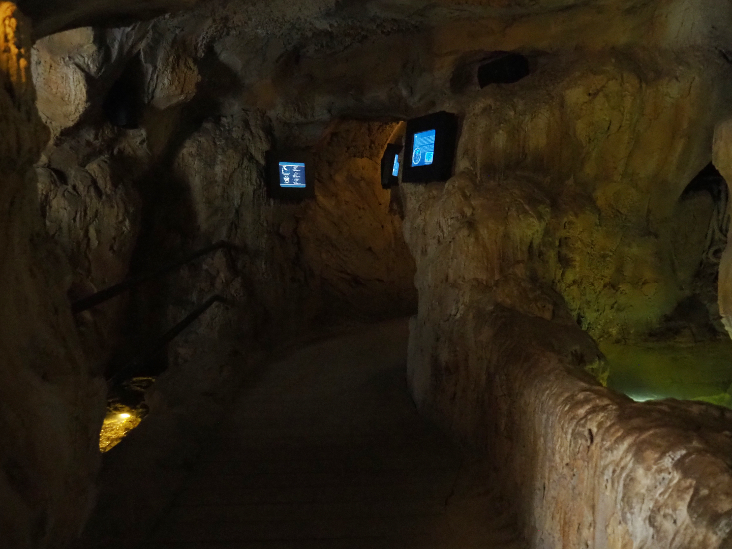 Walkway in the first part of the aquarium building, 2020-09-03