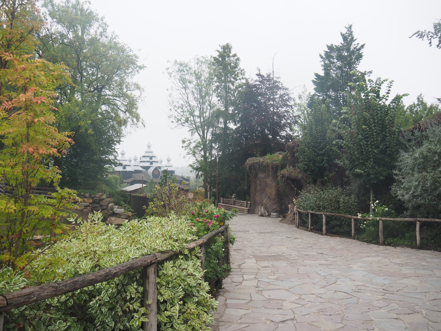 Walkway in The Land of the Cold, near musk ox and Amur tiger exhibits, 2022-09-14