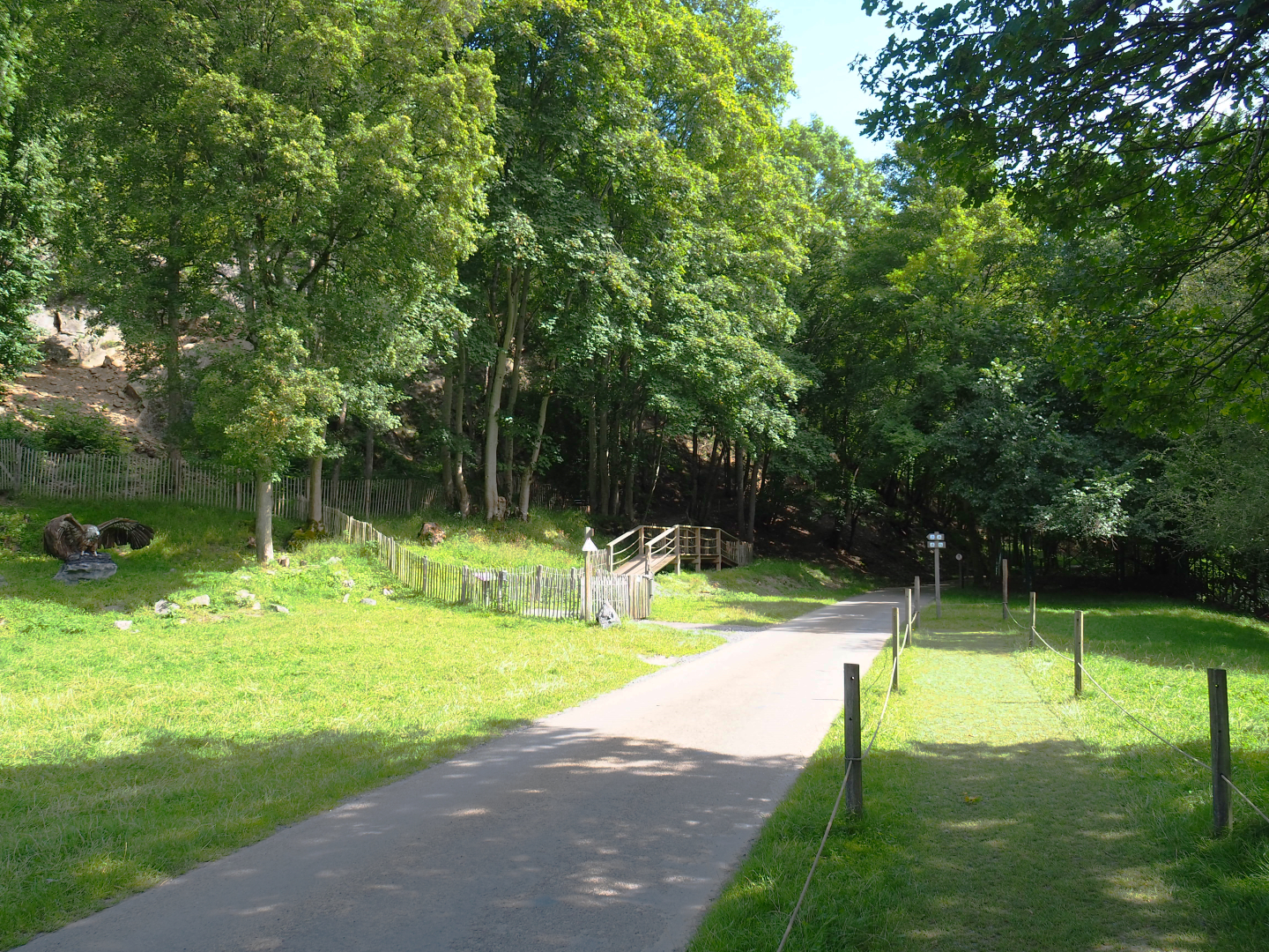 Walkway to the vulture exhibit, 2021-08-15