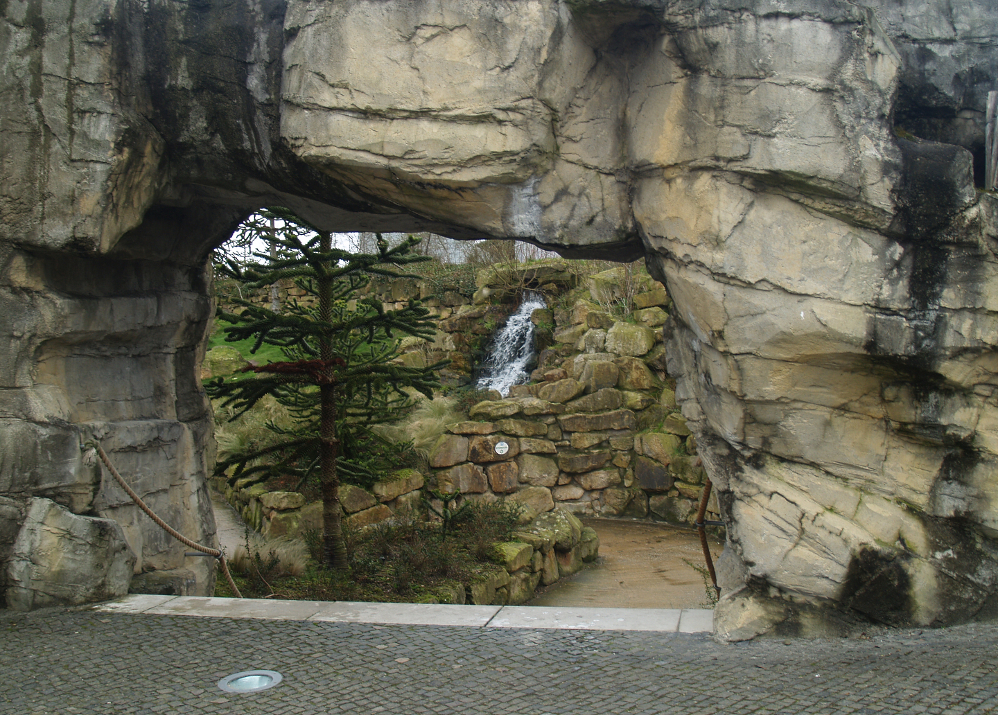 Walkway with arch, 2008-03-01