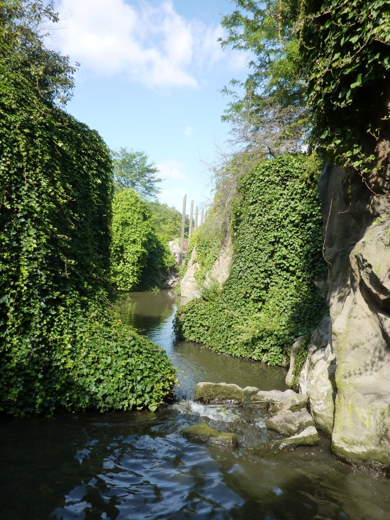 Waterfall on scimitar-horned oryxes exhibit Artis August 2010