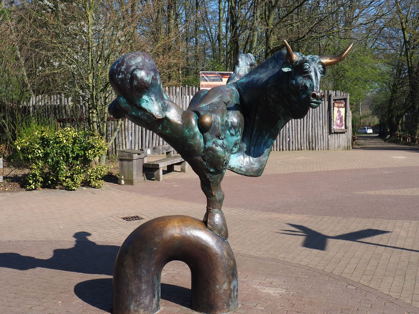 Weird bull statue, 2019-03-30