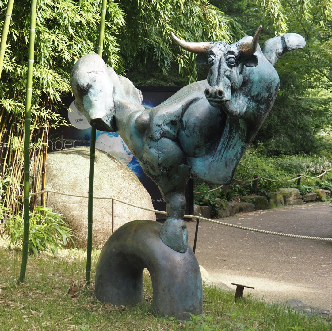 Weird bull statue, 2024-08-21
