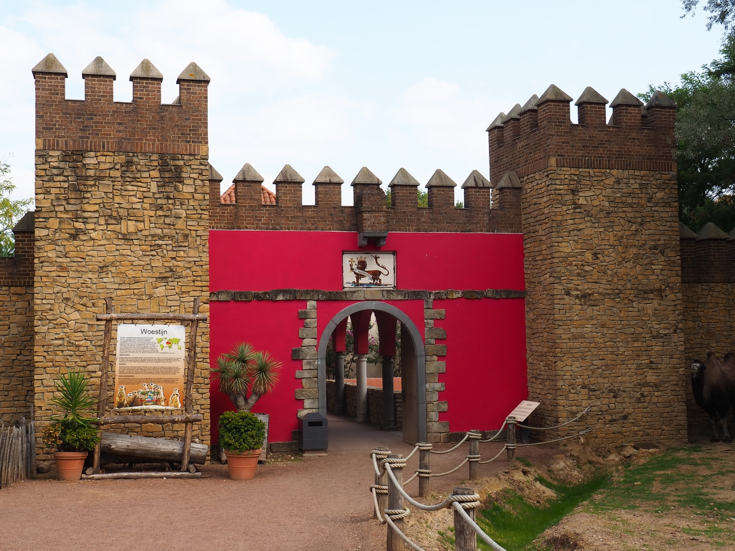 Weird castle in the Moroccan area (Aug 28th, 2018)