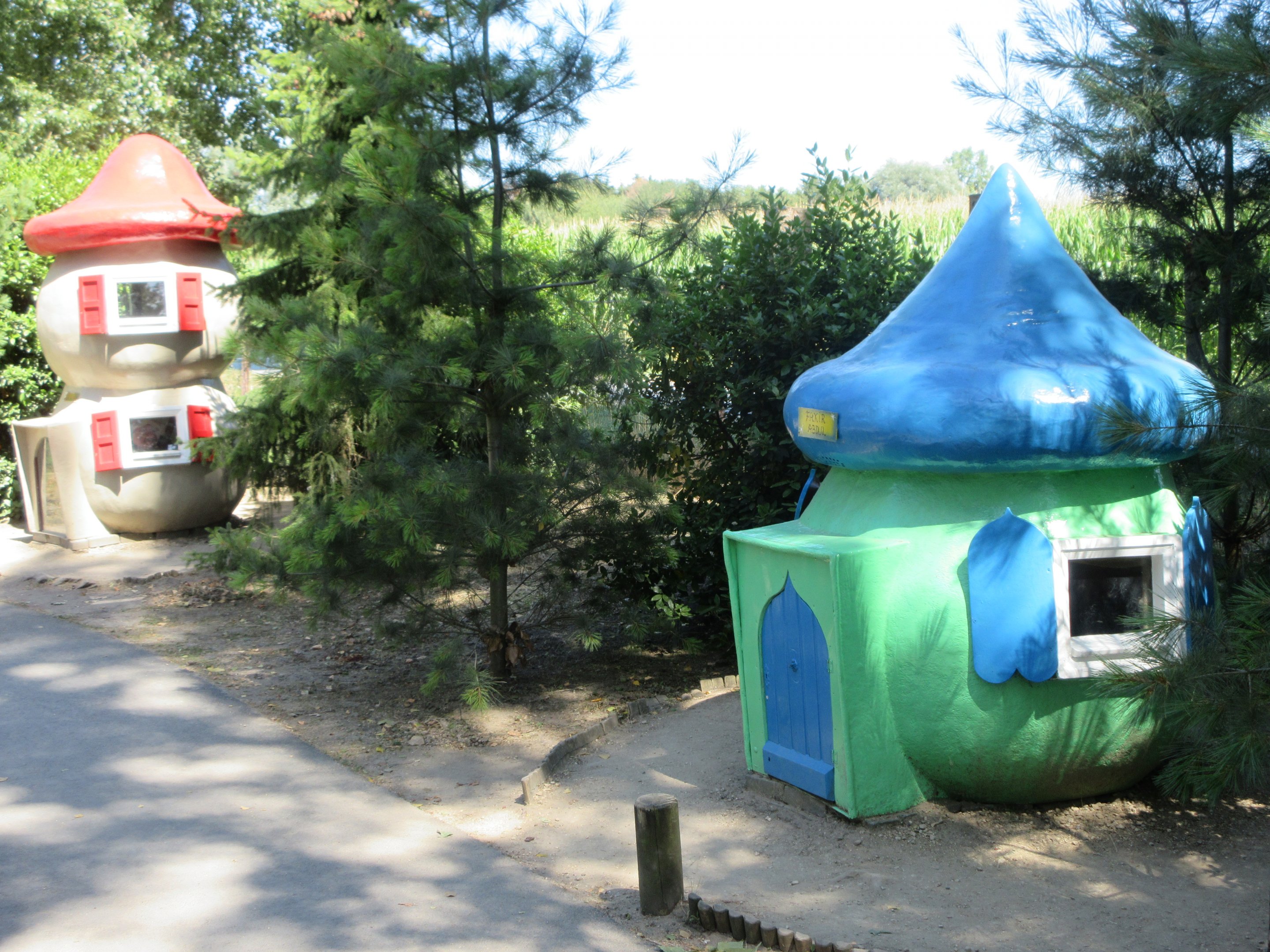 Weird Doll Houses (there were lots of these)