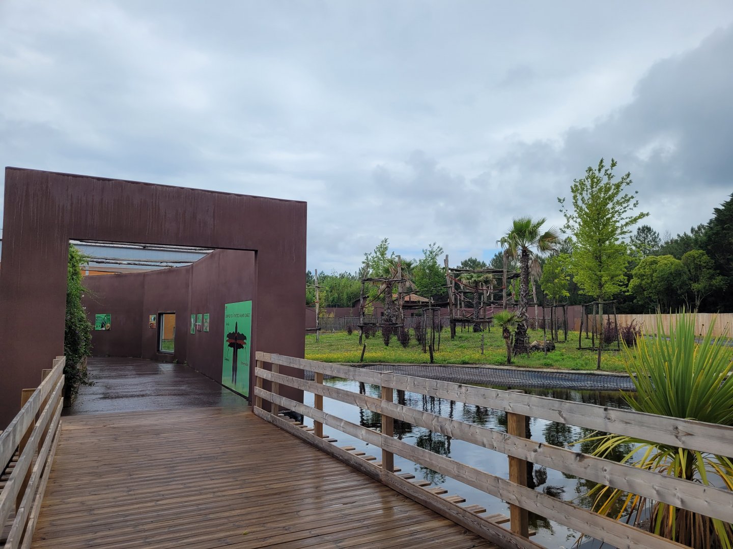 Western lowland gorilla and Kikuyu guereza exhibit -Zoo du bassin d'Arcachon (2024)