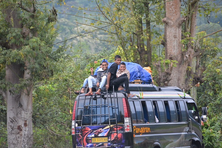 When there is no room inside..... Flores bus.