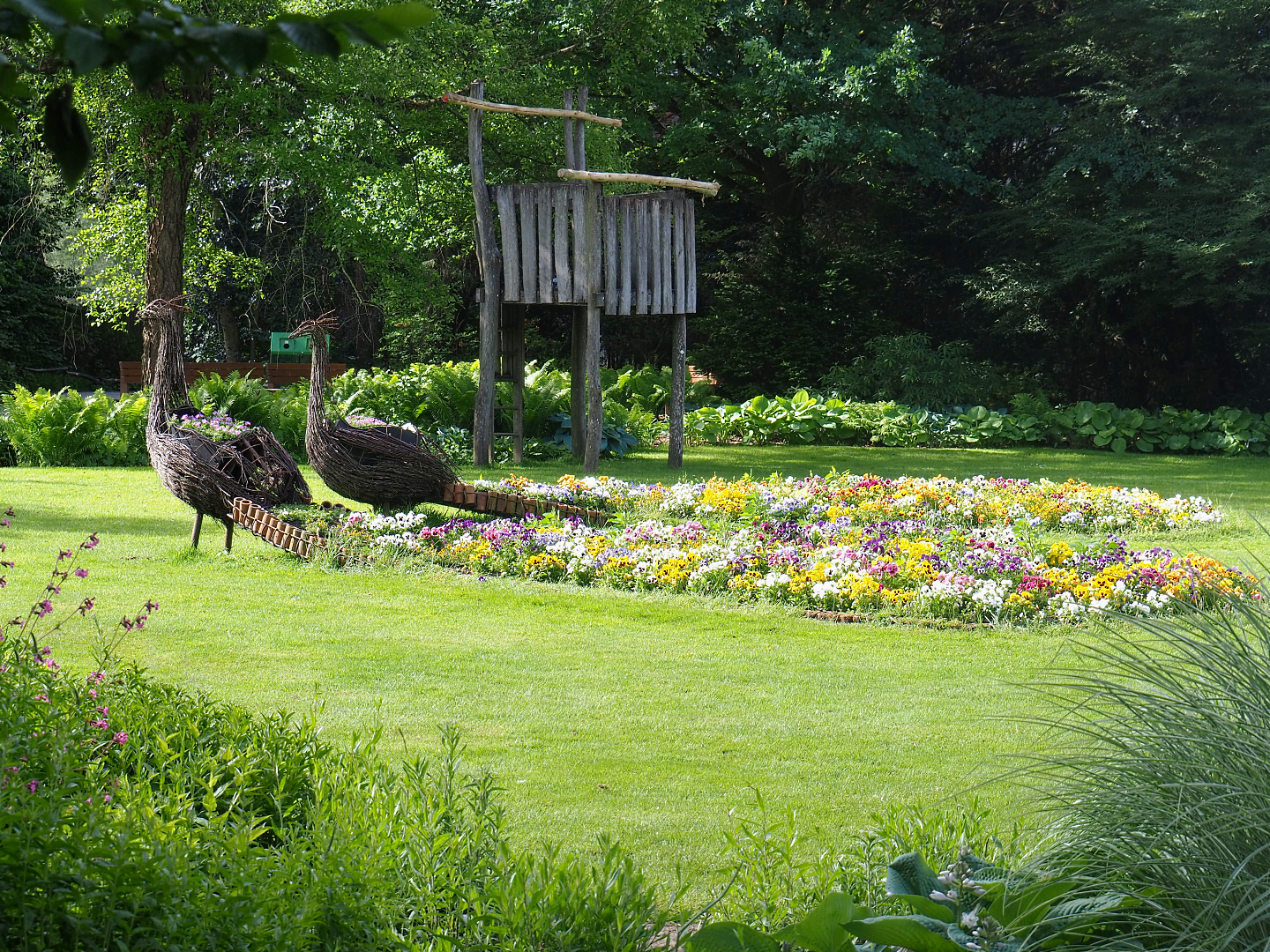 Wicker peacock decorative structures with flowers, 2022-05-28