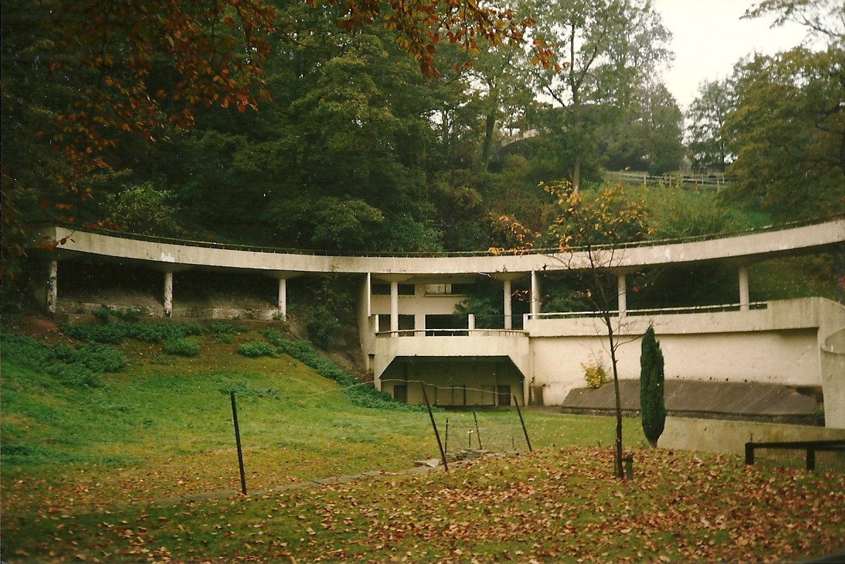 Wider view of Lubetkin Terrace 1st November 1997