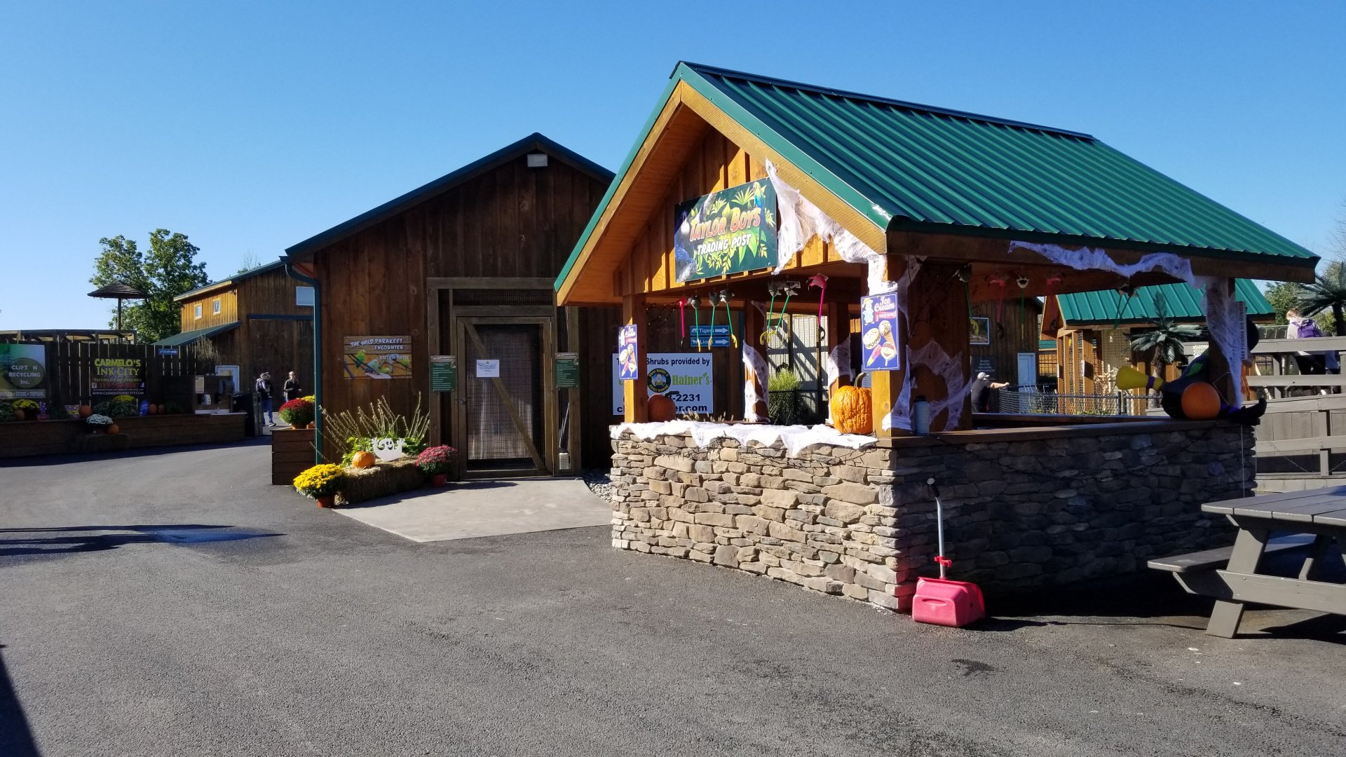 Wild Animal Park - Trading post, budgie aviary