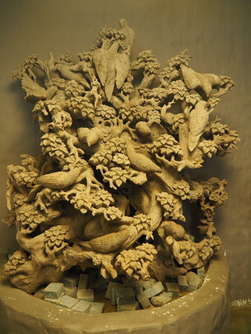 Wood carving with branches, leaves and parrots, 2019-08-11